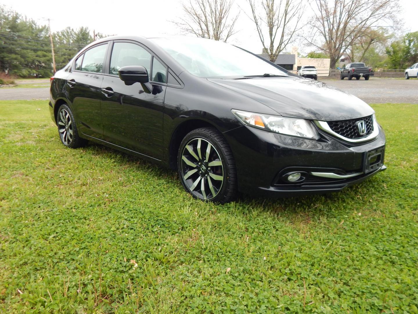 2015 black /gray Honda Civic EX-L Sedan CVT (19XFB2F95FE) with an 1.8L L4 SOHC 16V engine, Continuously Variable Transmission transmission, located at 6528 Lower York Road, New Hope, PA, 18938, (215) 862-9555, 40.358707, -74.977882 - Here we have a Honda Civic with a 1.8L inline 4 cylinder engine cutting power to the front wheels via an automatic transmission. Options include: gray leather, drivers power seat, heated front seats, heat, AC, AM/FM/BLUETOOTH radio, keyless start, sunroof, tilt steering wheel, cruise control, power - Photo#5