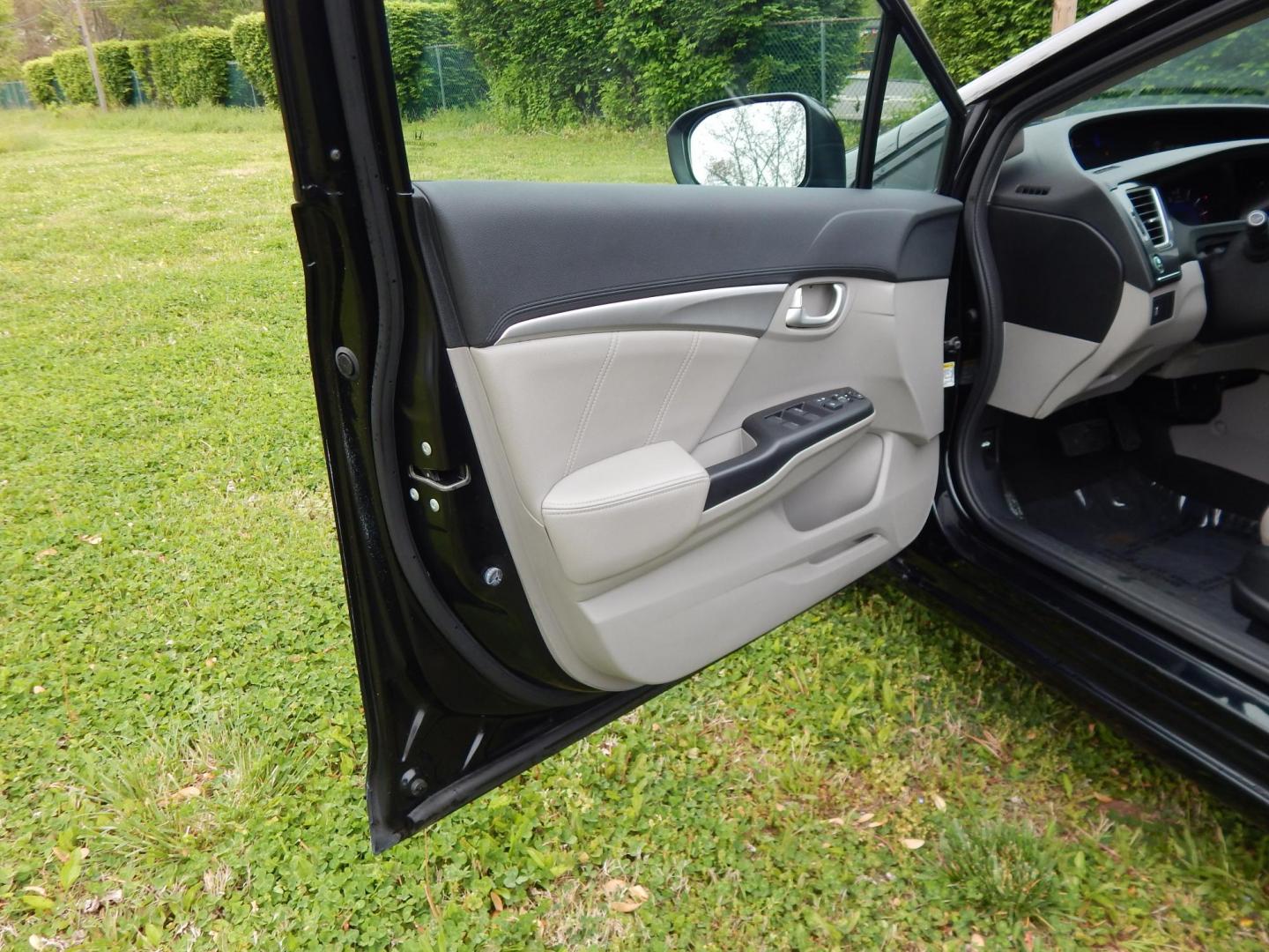 2015 black /gray Honda Civic EX-L Sedan CVT (19XFB2F95FE) with an 1.8L L4 SOHC 16V engine, Continuously Variable Transmission transmission, located at 6528 Lower York Road, New Hope, PA, 18938, (215) 862-9555, 40.358707, -74.977882 - Here we have a Honda Civic with a 1.8L inline 4 cylinder engine cutting power to the front wheels via an automatic transmission. Options include: gray leather, drivers power seat, heated front seats, heat, AC, AM/FM/BLUETOOTH radio, keyless start, sunroof, tilt steering wheel, cruise control, power - Photo#8