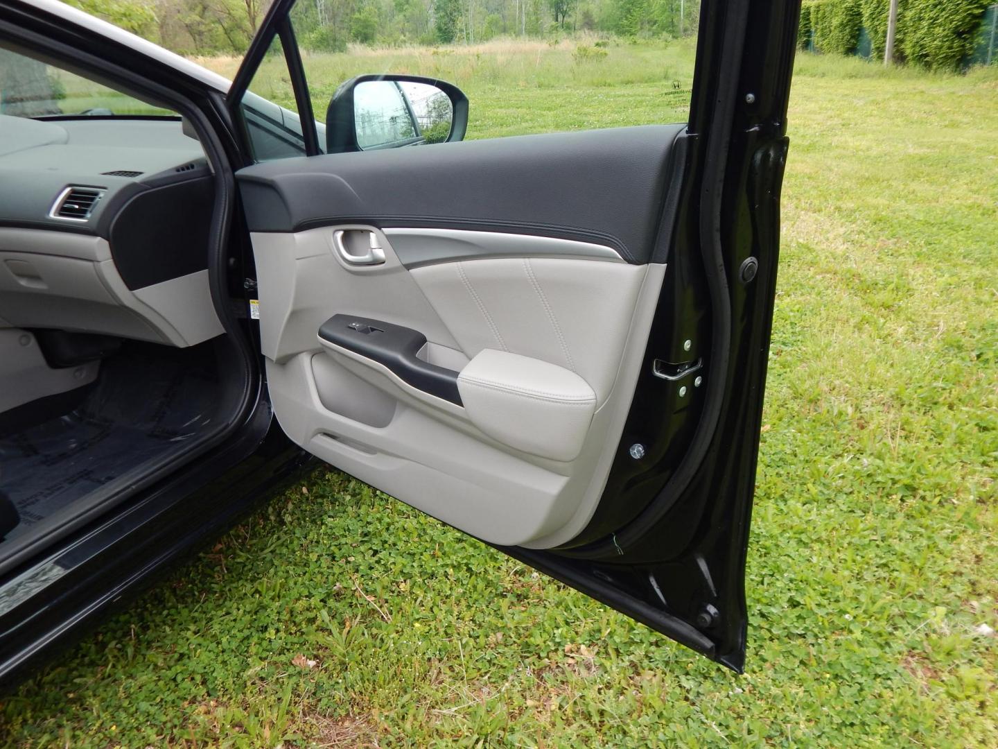 2015 black /gray Honda Civic EX-L Sedan CVT (19XFB2F95FE) with an 1.8L L4 SOHC 16V engine, Continuously Variable Transmission transmission, located at 6528 Lower York Road, New Hope, PA, 18938, (215) 862-9555, 40.358707, -74.977882 - Here we have a Honda Civic with a 1.8L inline 4 cylinder engine cutting power to the front wheels via an automatic transmission. Options include: gray leather, drivers power seat, heated front seats, heat, AC, AM/FM/BLUETOOTH radio, keyless start, sunroof, tilt steering wheel, cruise control, power - Photo#15