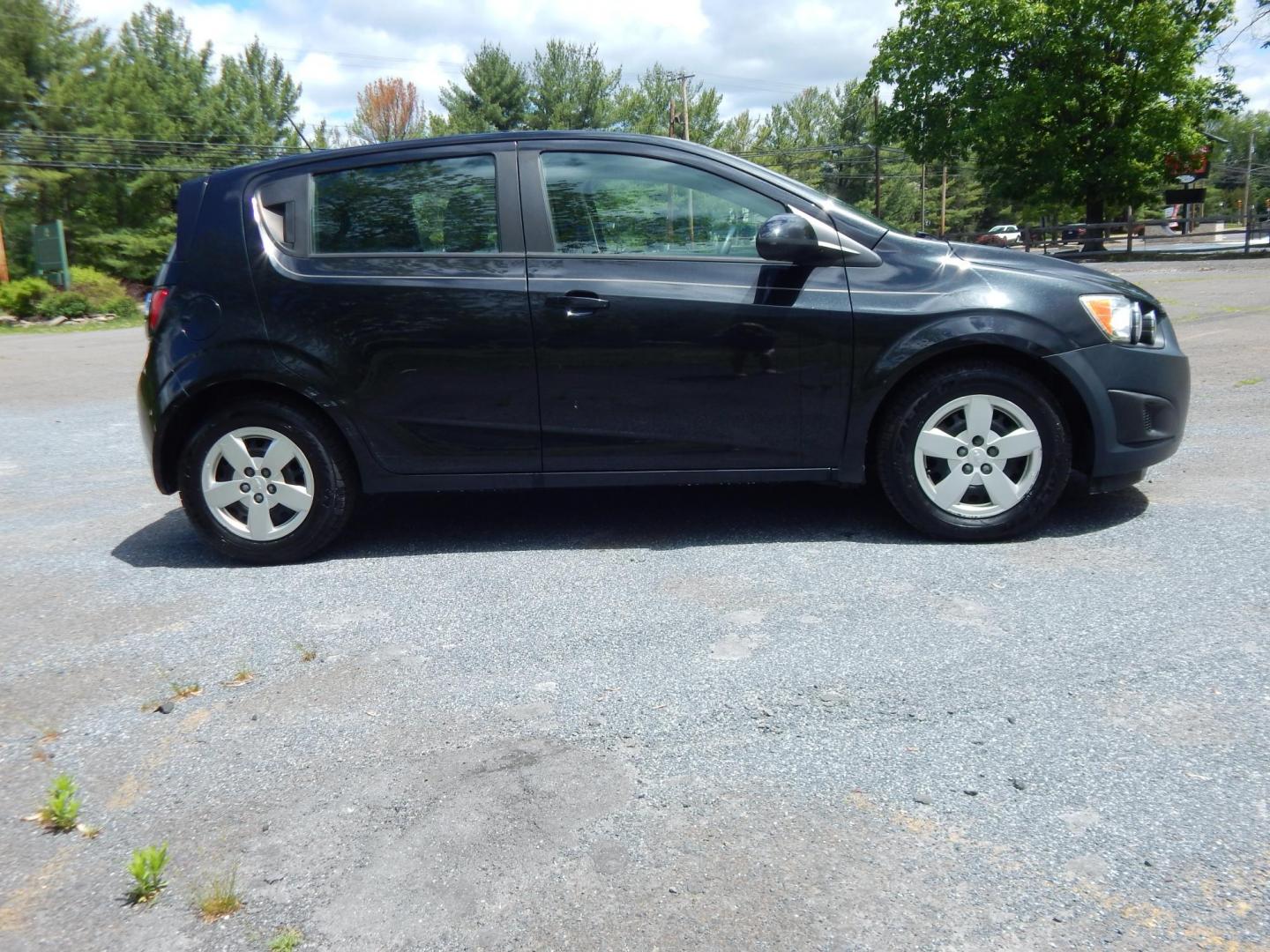 2015 black /Gray Chevrolet Sonic LS Auto 5-Door (1G1JA6SHXF4) with an 1.8L L4 DOHC 24V engine, 6A transmission, located at 6528 Lower York Road, New Hope, PA, 18938, (215) 862-9555, 40.358707, -74.977882 - 2015 Chevrolet Sonic LS, 1.8 Liter front wheel drive automatic. Options include: gray cloth, heat, AC, AM/FM/MEDIA radio, roll up windows, manual mirrors, automatic headlights, tilt steering wheel, power locks, 15 inch wheels with 4 Falken tires. Pa inspection good until 9/26. Carfax reports ONE OW- Photo#4