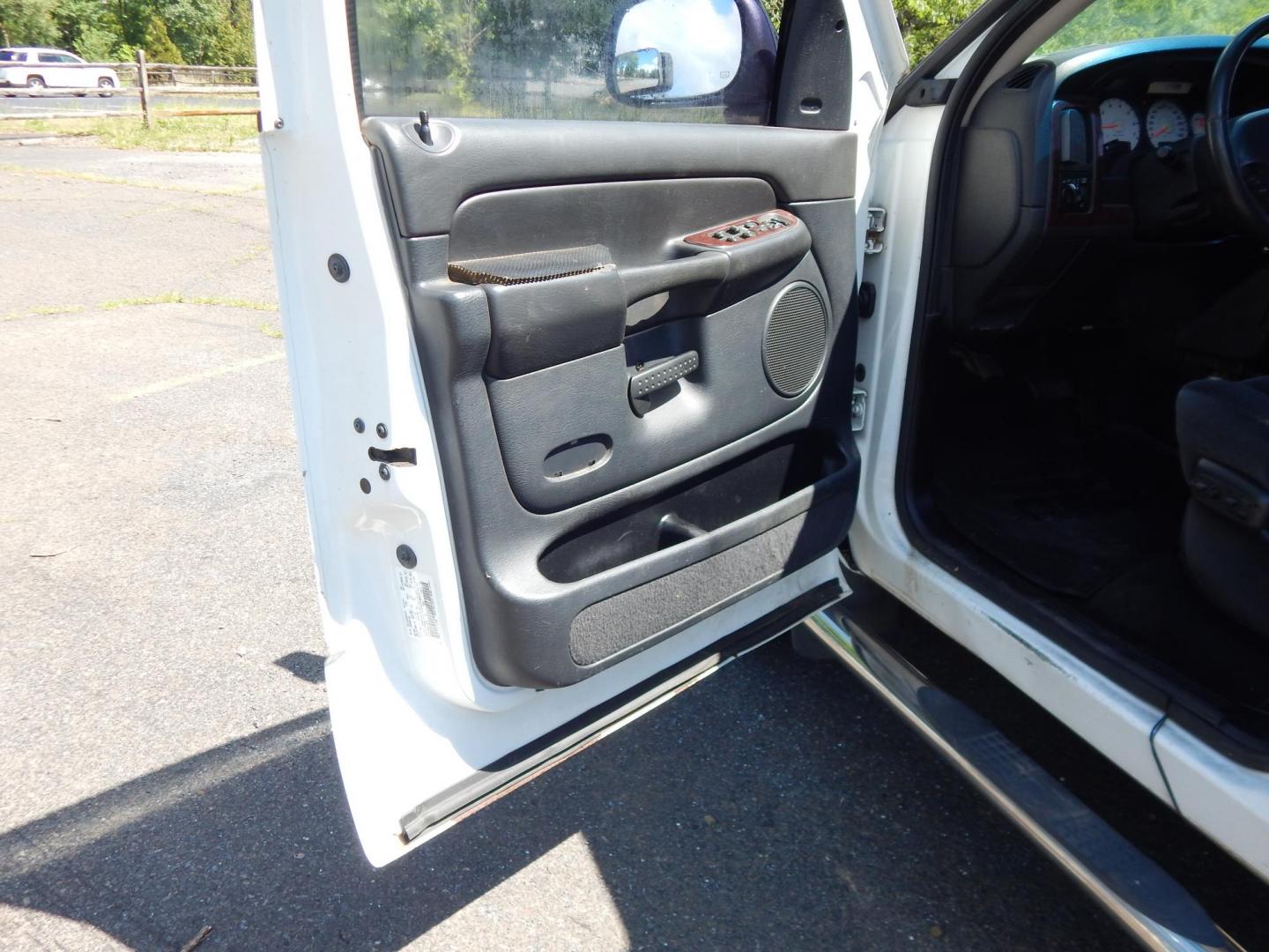 2002 White /Black Dodge Ram 1500 SLT Plus Quad Cab Long Bed 2WD (3D7HA18N52G) with an 4.7L V8 SOHC 16V engine, AUtomatic transmission, located at 6528 Lower York Road, New Hope, PA, 18938, (215) 862-9555, 40.358707, -74.977882 - Here we have a Ram 1500 with a 4.7L V8 putting power to the rear wheels via an automatic transmission. Options include: black cloth, heat, AM/FM/CD radio, cruise control, tilt steering wheel and a rear sliding window. This truck is being sold AS-IS and on consignment for a local client of ours. Kno- Photo#8