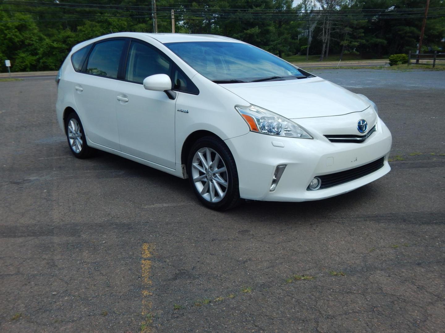 2013 White /Gray Toyota Prius V Three (JTDZN3EU2D3) with an 1.8L L4 DOHC 16V HYBRID engine, Continuously Variable Transmission transmission, located at 6528 Lower York Road, New Hope, PA, 18938, (215) 862-9555, 40.358707, -74.977882 - Here we have a 2013 Prius with a 1.8L inline 4 cylinder hybrid engine putting power to the front wheels via an automatic transmission. Options include: gray leather, manual seats, heated front seats, cold AC, heat, AM/FM/BLUETOOTH radio, back up camera, push button start, cruise control, tilt steeri - Photo#5