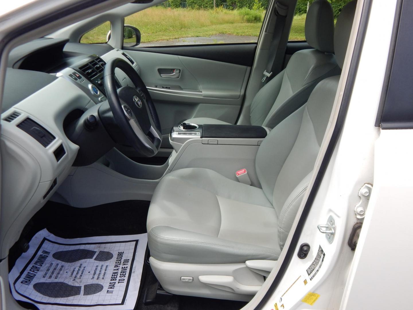 2013 White /Gray Toyota Prius V Three (JTDZN3EU2D3) with an 1.8L L4 DOHC 16V HYBRID engine, Continuously Variable Transmission transmission, located at 6528 Lower York Road, New Hope, PA, 18938, (215) 862-9555, 40.358707, -74.977882 - Here we have a 2013 Prius with a 1.8L inline 4 cylinder hybrid engine putting power to the front wheels via an automatic transmission. Options include: gray leather, manual seats, heated front seats, cold AC, heat, AM/FM/BLUETOOTH radio, back up camera, push button start, cruise control, tilt steeri - Photo#9