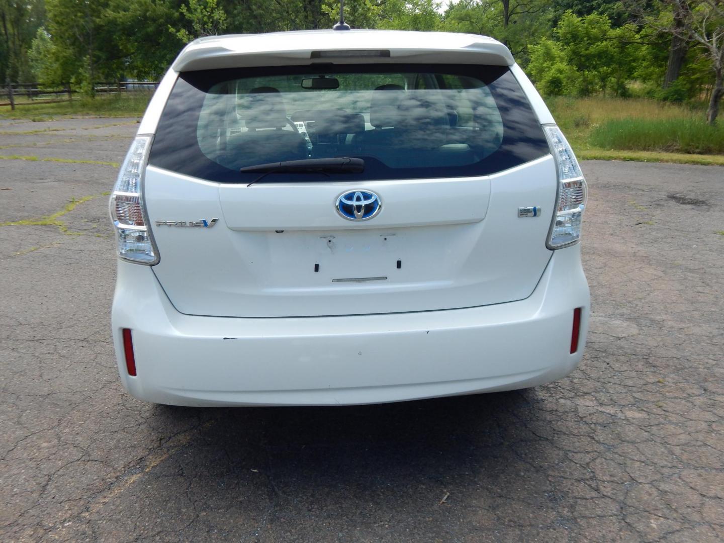 2013 White /Gray Toyota Prius V Three (JTDZN3EU2D3) with an 1.8L L4 DOHC 16V HYBRID engine, Continuously Variable Transmission transmission, located at 6528 Lower York Road, New Hope, PA, 18938, (215) 862-9555, 40.358707, -74.977882 - Here we have a 2013 Prius with a 1.8L inline 4 cylinder hybrid engine putting power to the front wheels via an automatic transmission. Options include: gray leather, manual seats, heated front seats, cold AC, heat, AM/FM/BLUETOOTH radio, back up camera, push button start, cruise control, tilt steeri - Photo#7