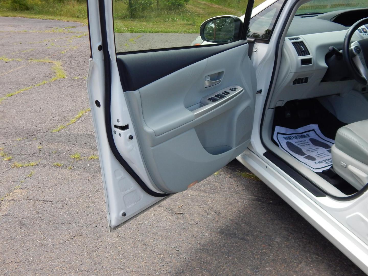 2013 White /Gray Toyota Prius V Three (JTDZN3EU2D3) with an 1.8L L4 DOHC 16V HYBRID engine, Continuously Variable Transmission transmission, located at 6528 Lower York Road, New Hope, PA, 18938, (215) 862-9555, 40.358707, -74.977882 - Here we have a 2013 Prius with a 1.8L inline 4 cylinder hybrid engine putting power to the front wheels via an automatic transmission. Options include: gray leather, manual seats, heated front seats, cold AC, heat, AM/FM/BLUETOOTH radio, back up camera, push button start, cruise control, tilt steeri - Photo#8