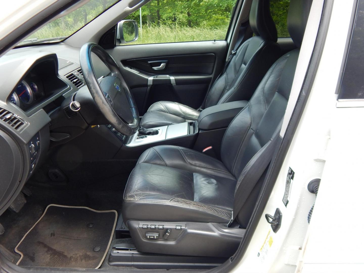 2013 White /Black Volvo XC90 3.2 R-Design AWD (YV4952CT6D1) with an 3.2L L6 DOHC 24V engine, 6-Speed Automatic transmission, located at 6528 Lower York Road, New Hope, PA, 18938, (215) 862-9555, 40.358707, -74.977882 - Here we have a one owner, Volvo XC90 with a 3.2L inline 6 cylinder engine putting power to all four wheels via an automatic transmission. Options include: black leather, power front seats, heated front seats, dual climate controls, AM/FM/CD radio, tilt steering wheel, cruise control, power windows/l - Photo#9