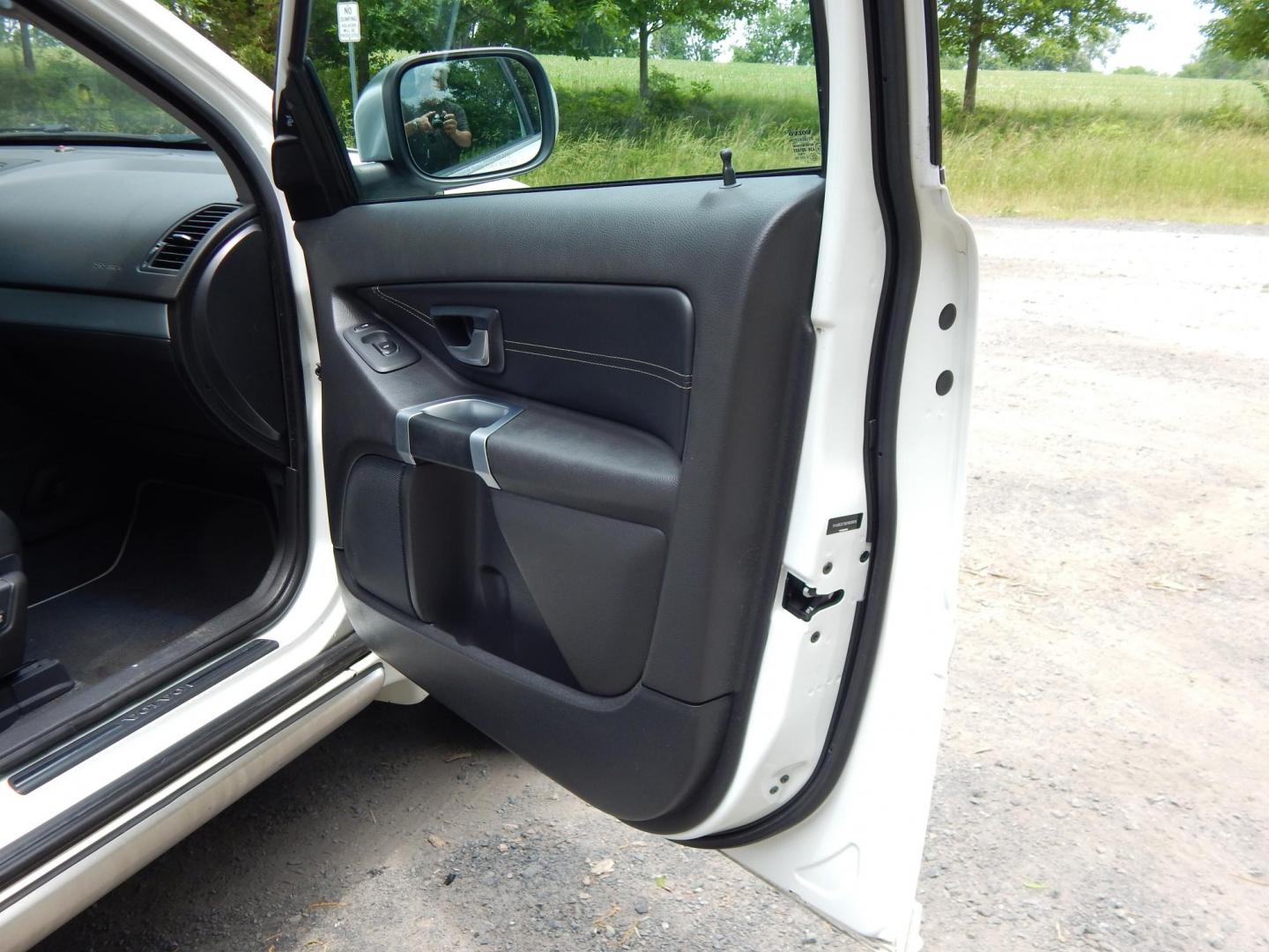 2013 White /Black Volvo XC90 3.2 R-Design AWD (YV4952CT6D1) with an 3.2L L6 DOHC 24V engine, 6-Speed Automatic transmission, located at 6528 Lower York Road, New Hope, PA, 18938, (215) 862-9555, 40.358707, -74.977882 - Here we have a one owner, Volvo XC90 with a 3.2L inline 6 cylinder engine putting power to all four wheels via an automatic transmission. Options include: black leather, power front seats, heated front seats, dual climate controls, AM/FM/CD radio, tilt steering wheel, cruise control, power windows/l - Photo#14