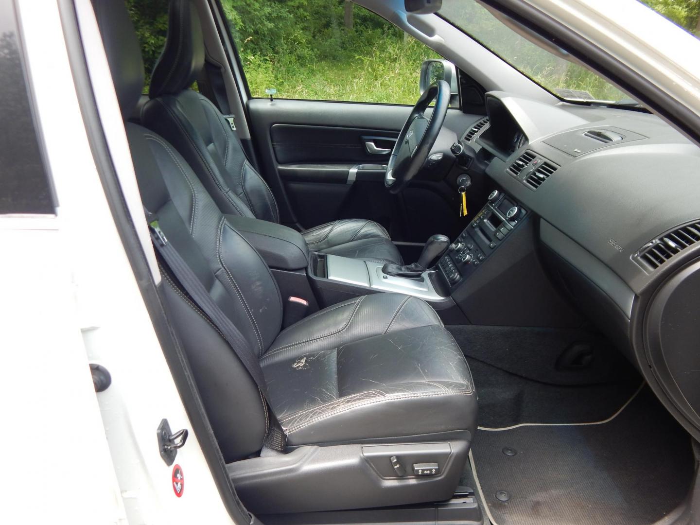 2013 White /Black Volvo XC90 3.2 R-Design AWD (YV4952CT6D1) with an 3.2L L6 DOHC 24V engine, 6-Speed Automatic transmission, located at 6528 Lower York Road, New Hope, PA, 18938, (215) 862-9555, 40.358707, -74.977882 - Here we have a one owner, Volvo XC90 with a 3.2L inline 6 cylinder engine putting power to all four wheels via an automatic transmission. Options include: black leather, power front seats, heated front seats, dual climate controls, AM/FM/CD radio, tilt steering wheel, cruise control, power windows/l - Photo#15