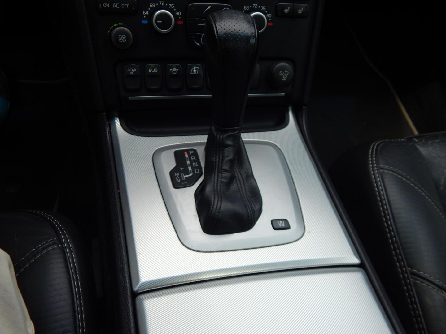 2013 White /Black Volvo XC90 3.2 R-Design AWD (YV4952CT6D1) with an 3.2L L6 DOHC 24V engine, 6-Speed Automatic transmission, located at 6528 Lower York Road, New Hope, PA, 18938, (215) 862-9555, 40.358707, -74.977882 - Here we have a one owner, Volvo XC90 with a 3.2L inline 6 cylinder engine putting power to all four wheels via an automatic transmission. Options include: black leather, power front seats, heated front seats, dual climate controls, AM/FM/CD radio, tilt steering wheel, cruise control, power windows/l - Photo#19