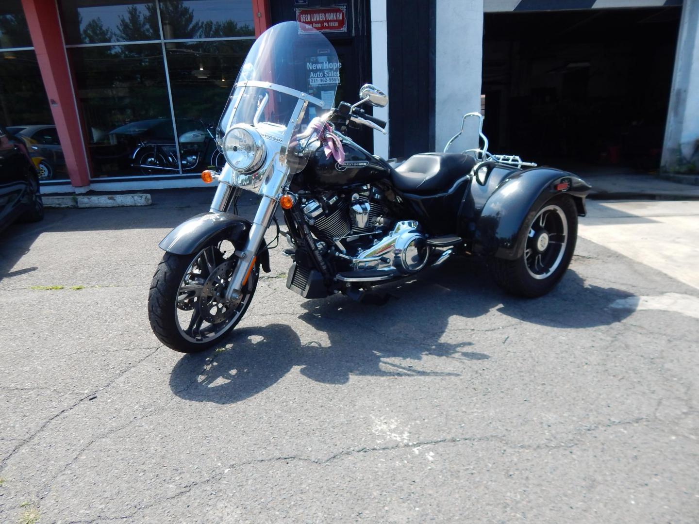 2017 black /black Harley-Davidson FLRT - (1HD1MCC11HB) , Manual transmission, located at 6528 Lower York Road, New Hope, PA, 18938, (215) 862-9555, 40.358707, -74.977882 - Here we are selling a Harley Freewheeler. It has 9387 original miles and runs/rides as it should. It has an aftermarket Cobra exhaust on it. Selling this bike on consignment for a local customer and the bike is not kept here one our lot. Please give us a call with any questions or to set up an appoi- Photo#0