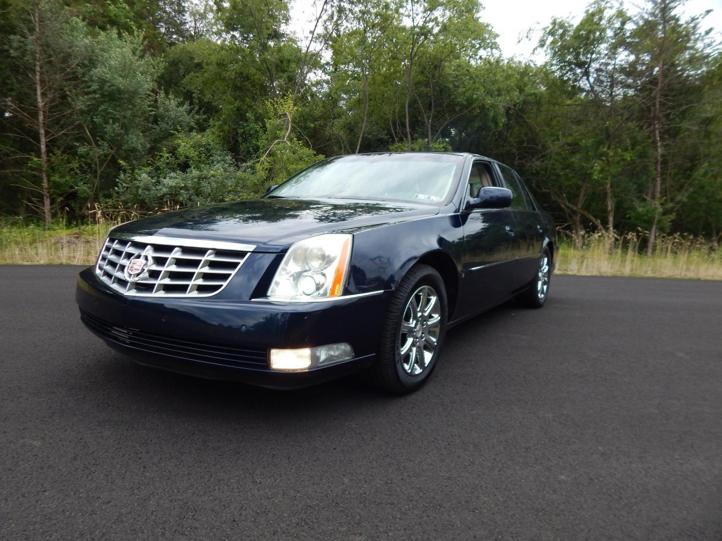 2008 Cadillac DTS Luxury (1G6KD57Y68U) with an 4.6L V8 DOHC 32V engine, 4-Speed Automatic Overdrive transmission, located at 6528 Lower York Road, New Hope, PA, 18938, (215) 862-9555, 40.358707, -74.977882 - Photo#0