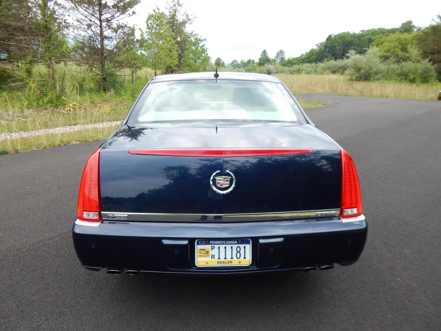 2008 Cadillac DTS Luxury (1G6KD57Y68U) with an 4.6L V8 DOHC 32V engine, 4-Speed Automatic Overdrive transmission, located at 6528 Lower York Road, New Hope, PA, 18938, (215) 862-9555, 40.358707, -74.977882 - Photo#3