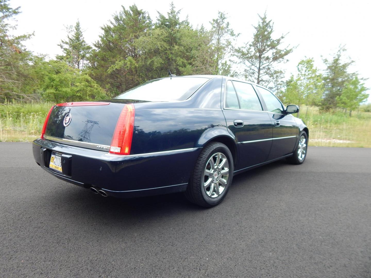 2008 Cadillac DTS Luxury (1G6KD57Y68U) with an 4.6L V8 DOHC 32V engine, 4-Speed Automatic Overdrive transmission, located at 6528 Lower York Road, New Hope, PA, 18938, (215) 862-9555, 40.358707, -74.977882 - Photo#4