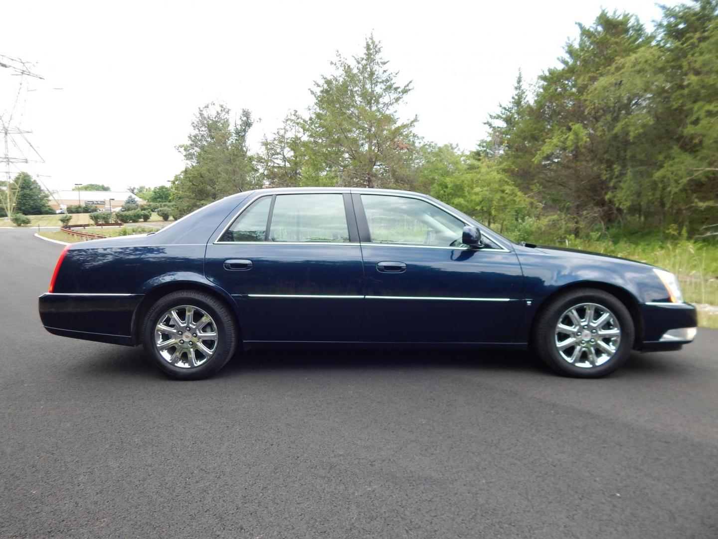 2008 Cadillac DTS Luxury (1G6KD57Y68U) with an 4.6L V8 DOHC 32V engine, 4-Speed Automatic Overdrive transmission, located at 6528 Lower York Road, New Hope, PA, 18938, (215) 862-9555, 40.358707, -74.977882 - Photo#5