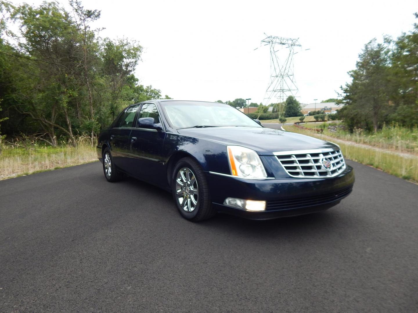 2008 Cadillac DTS Luxury (1G6KD57Y68U) with an 4.6L V8 DOHC 32V engine, 4-Speed Automatic Overdrive transmission, located at 6528 Lower York Road, New Hope, PA, 18938, (215) 862-9555, 40.358707, -74.977882 - Photo#6