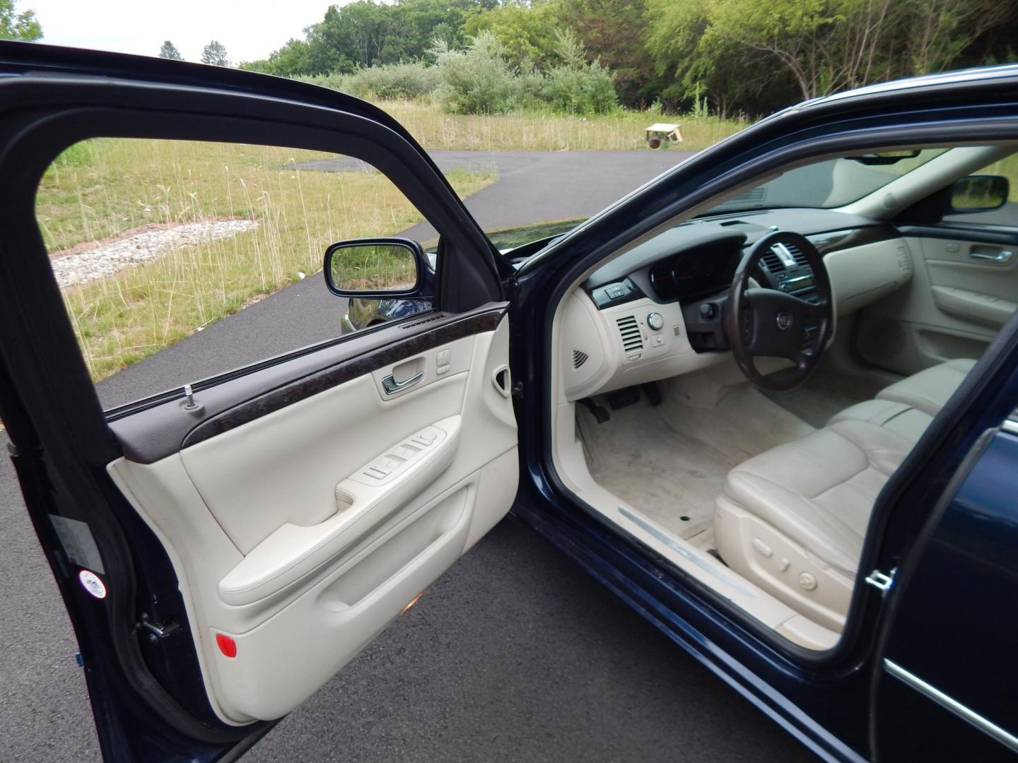 2008 Cadillac DTS Luxury (1G6KD57Y68U) with an 4.6L V8 DOHC 32V engine, 4-Speed Automatic Overdrive transmission, located at 6528 Lower York Road, New Hope, PA, 18938, (215) 862-9555, 40.358707, -74.977882 - Photo#9
