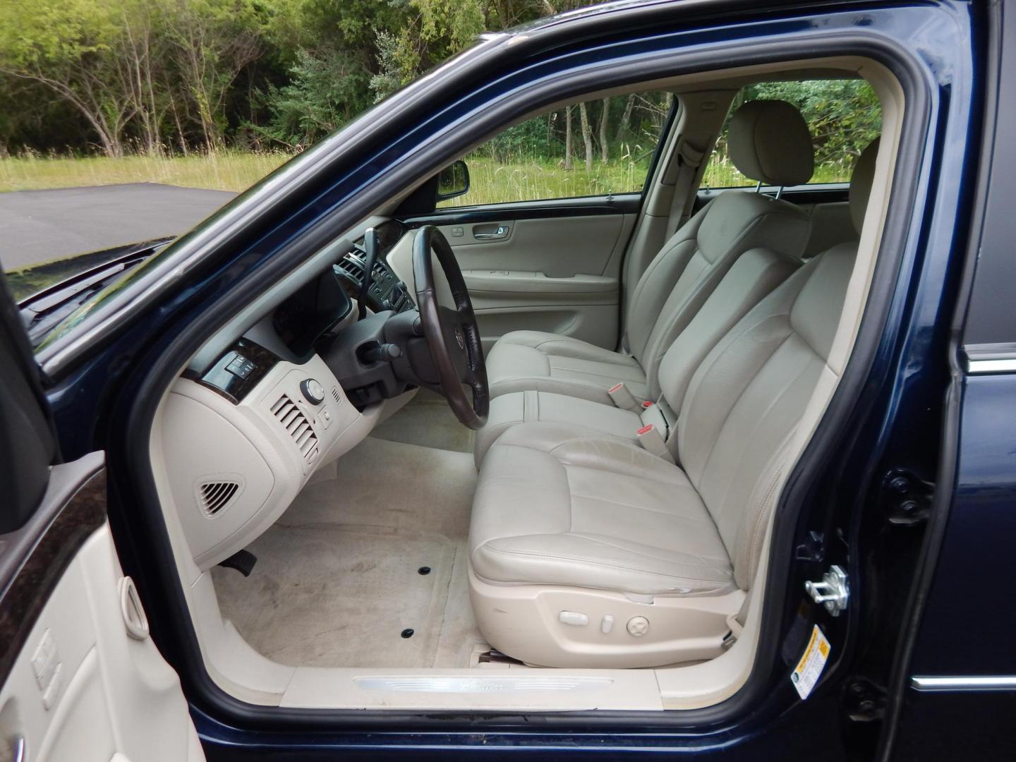 2008 Cadillac DTS Luxury (1G6KD57Y68U) with an 4.6L V8 DOHC 32V engine, 4-Speed Automatic Overdrive transmission, located at 6528 Lower York Road, New Hope, PA, 18938, (215) 862-9555, 40.358707, -74.977882 - Photo#10