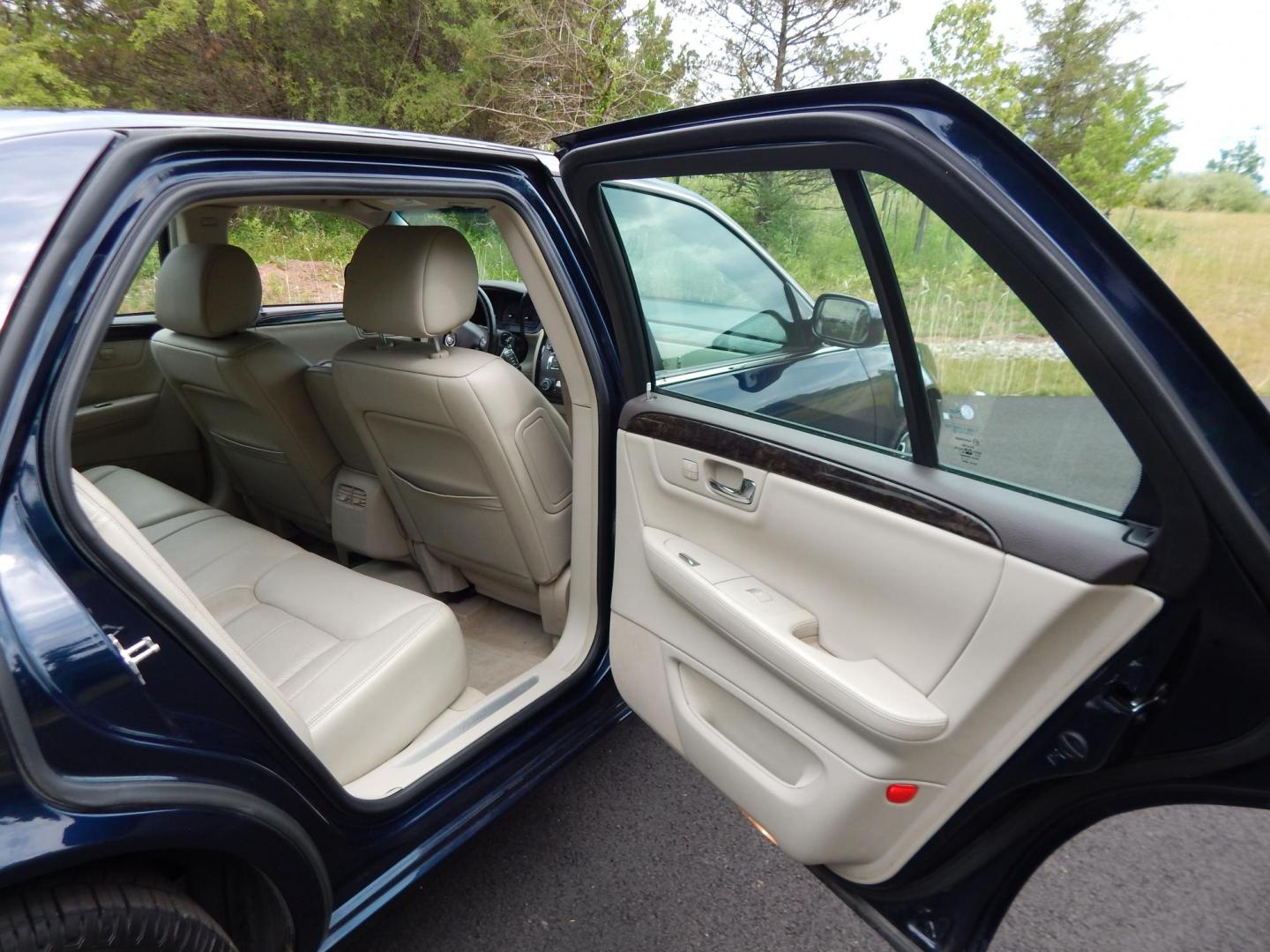 2008 Cadillac DTS Luxury (1G6KD57Y68U) with an 4.6L V8 DOHC 32V engine, 4-Speed Automatic Overdrive transmission, located at 6528 Lower York Road, New Hope, PA, 18938, (215) 862-9555, 40.358707, -74.977882 - Photo#15