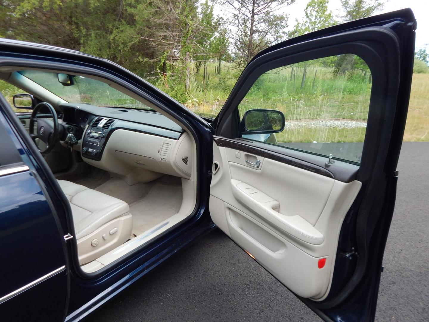 2008 Cadillac DTS Luxury (1G6KD57Y68U) with an 4.6L V8 DOHC 32V engine, 4-Speed Automatic Overdrive transmission, located at 6528 Lower York Road, New Hope, PA, 18938, (215) 862-9555, 40.358707, -74.977882 - Photo#17