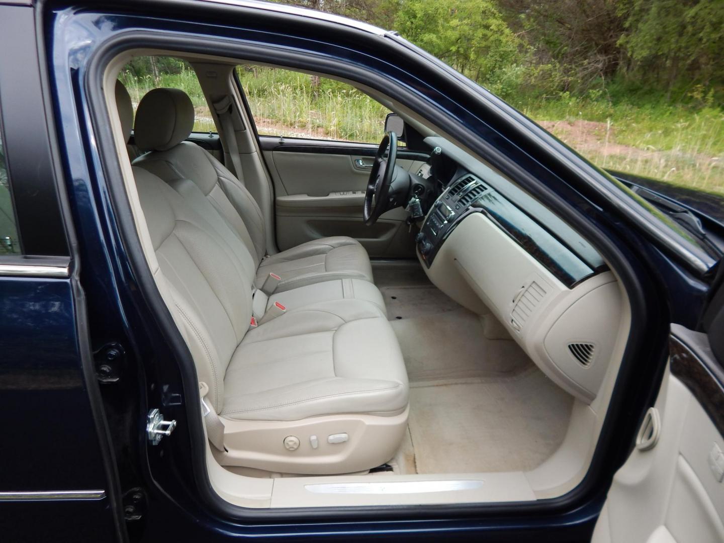 2008 Cadillac DTS Luxury (1G6KD57Y68U) with an 4.6L V8 DOHC 32V engine, 4-Speed Automatic Overdrive transmission, located at 6528 Lower York Road, New Hope, PA, 18938, (215) 862-9555, 40.358707, -74.977882 - Photo#18
