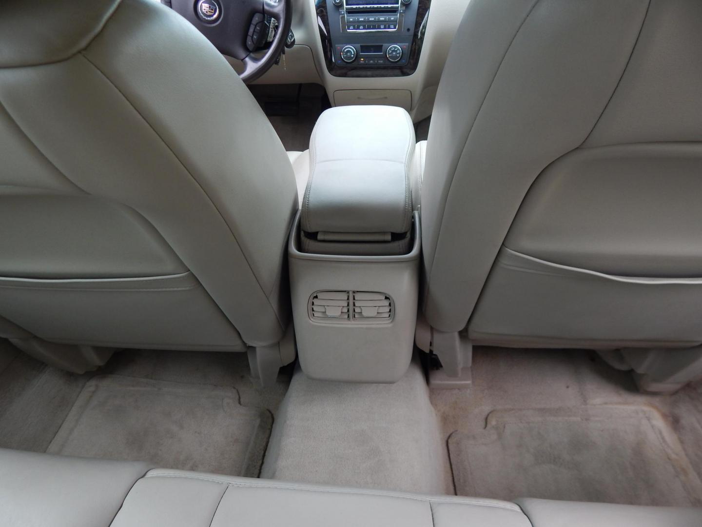 2008 Cadillac DTS Luxury (1G6KD57Y68U) with an 4.6L V8 DOHC 32V engine, 4-Speed Automatic Overdrive transmission, located at 6528 Lower York Road, New Hope, PA, 18938, (215) 862-9555, 40.358707, -74.977882 - Photo#20