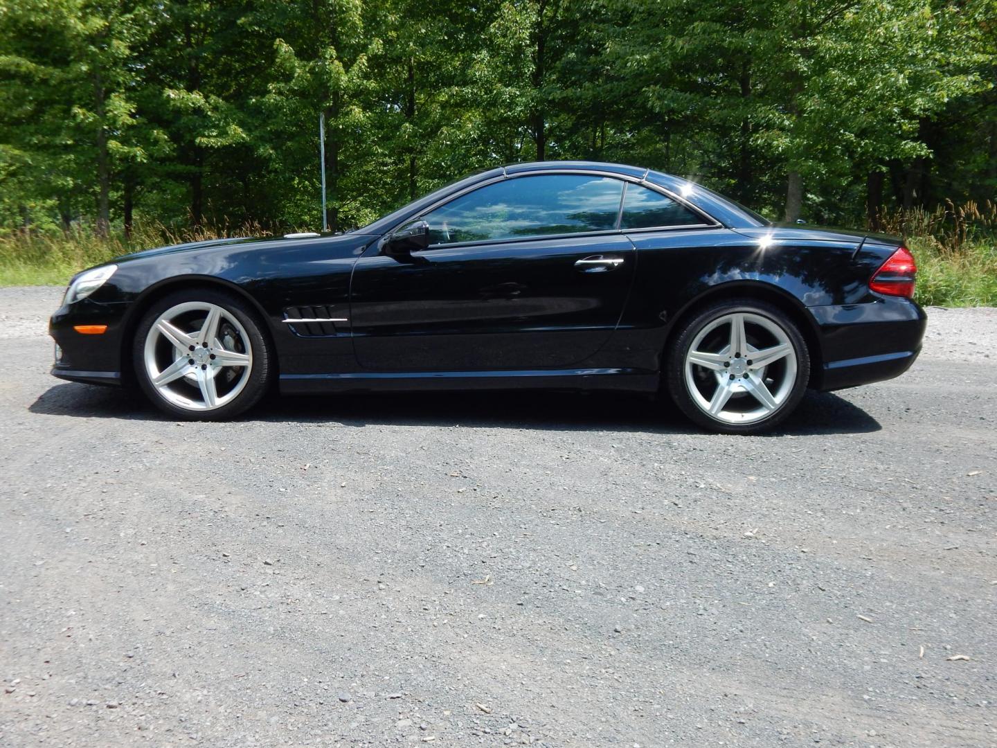 2009 Black /Black Mercedes-Benz SL-Class SL550 (WDBSK71F99F) with an 5.5L V8 DOHC 32V engine, 7-Speed Automatic transmission, located at 6528 Lower York Road, New Hope, PA, 18938, (215) 862-9555, 40.358707, -74.977882 - Here we have a Mercedes SL500 convertible with a 5.5L V8 putting power to the rear wheels via an automatic transmission. Options include: black leather with wood trim, heated and cooled seats, air scarf, power seats, dual climate controls, AM/FM/CD/SAT/AUX radio with navigation, power tilt steering - Photo#3
