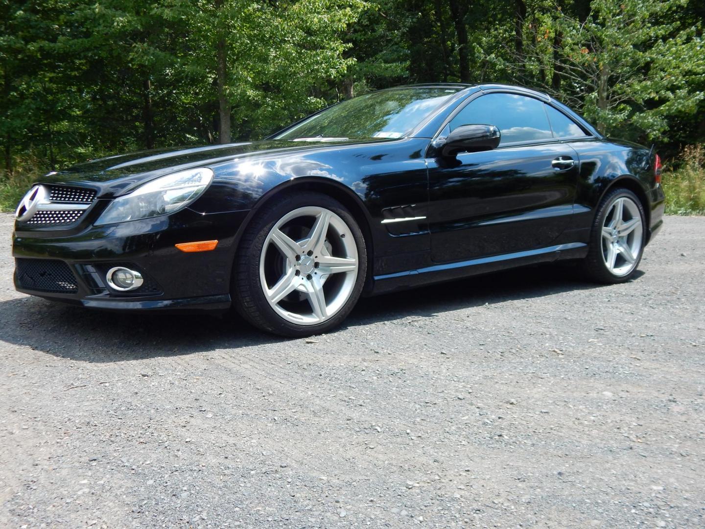 2009 Black /Black Mercedes-Benz SL-Class SL550 (WDBSK71F99F) with an 5.5L V8 DOHC 32V engine, 7-Speed Automatic transmission, located at 6528 Lower York Road, New Hope, PA, 18938, (215) 862-9555, 40.358707, -74.977882 - Here we have a Mercedes SL500 convertible with a 5.5L V8 putting power to the rear wheels via an automatic transmission. Options include: black leather with wood trim, heated and cooled seats, air scarf, power seats, dual climate controls, AM/FM/CD/SAT/AUX radio with navigation, power tilt steering - Photo#1