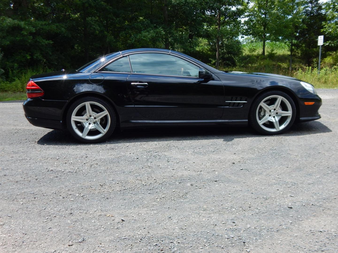 2009 Black /Black Mercedes-Benz SL-Class SL550 (WDBSK71F99F) with an 5.5L V8 DOHC 32V engine, 7-Speed Automatic transmission, located at 6528 Lower York Road, New Hope, PA, 18938, (215) 862-9555, 40.358707, -74.977882 - Here we have a Mercedes SL500 convertible with a 5.5L V8 putting power to the rear wheels via an automatic transmission. Options include: black leather with wood trim, heated and cooled seats, air scarf, power seats, dual climate controls, AM/FM/CD/SAT/AUX radio with navigation, power tilt steering - Photo#7