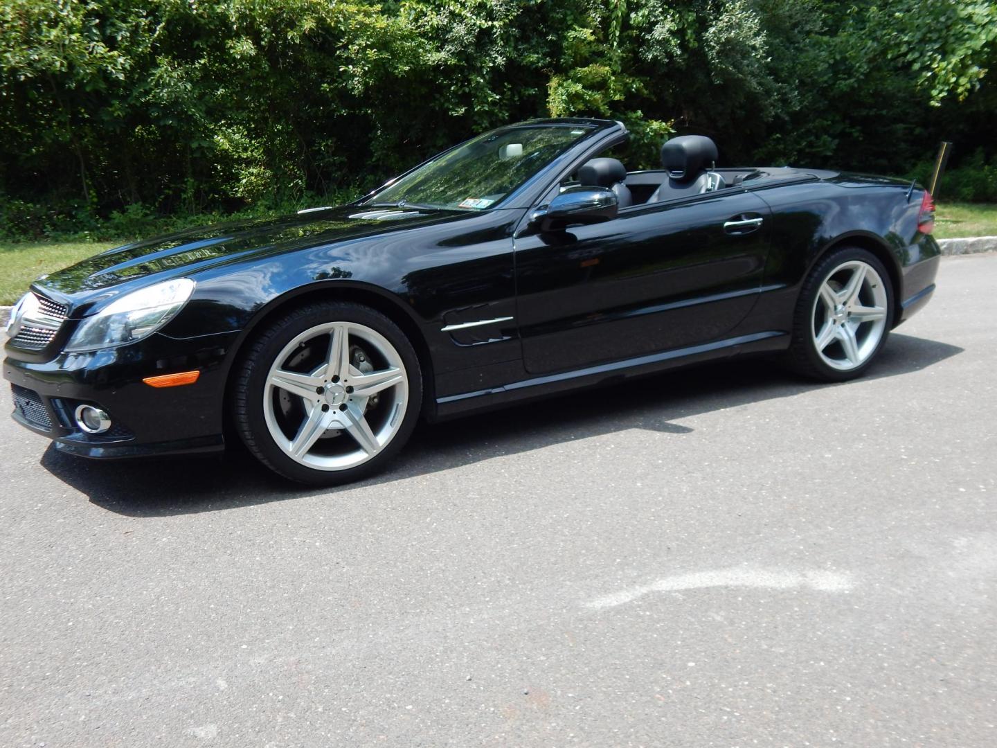 2009 Black /Black Mercedes-Benz SL-Class SL550 (WDBSK71F99F) with an 5.5L V8 DOHC 32V engine, 7-Speed Automatic transmission, located at 6528 Lower York Road, New Hope, PA, 18938, (215) 862-9555, 40.358707, -74.977882 - Here we have a Mercedes SL500 convertible with a 5.5L V8 putting power to the rear wheels via an automatic transmission. Options include: black leather with wood trim, heated and cooled seats, air scarf, power seats, dual climate controls, AM/FM/CD/SAT/AUX radio with navigation, power tilt steering - Photo#0
