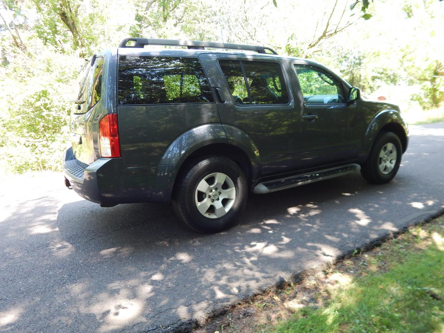 2012 Gray /Gray Nissan Pathfinder LE 4WD (5N1AR1NB4CC) with an 4.0L V6 DOHC 24V engine, 5-Speed Automatic transmission, located at 6528 Lower York Road, New Hope, PA, 18938, (215) 862-9555, 40.358707, -74.977882 - Here we have a Nissan Pathfinder with a 4.0L V6 putting power to the ground via a 4x4 automatic transmission. Options include: gray cloth, 3rd row seating, AC and heat, AM/FM/CD radio, power windows/locks/mirrors, cruise control, roof rails, tow hitch, running boards and 16 inch alloy wheels. Carfax- Photo#3