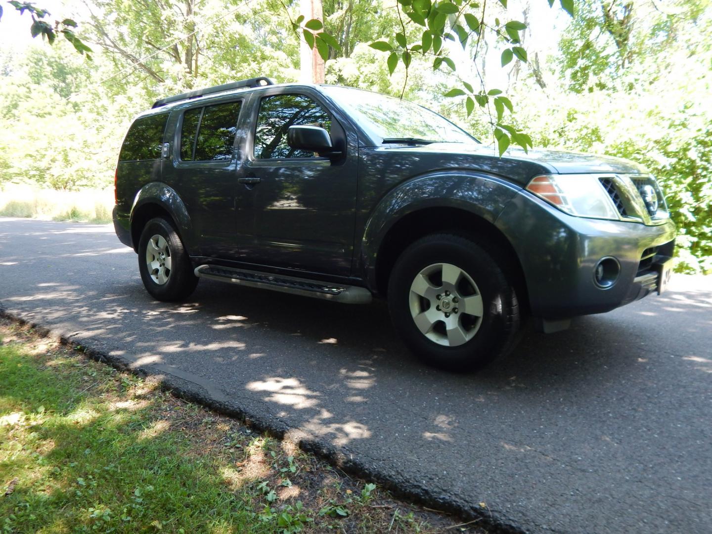 2012 Gray /Gray Nissan Pathfinder LE 4WD (5N1AR1NB4CC) with an 4.0L V6 DOHC 24V engine, 5-Speed Automatic transmission, located at 6528 Lower York Road, New Hope, PA, 18938, (215) 862-9555, 40.358707, -74.977882 - Here we have a Nissan Pathfinder with a 4.0L V6 putting power to the ground via a 4x4 automatic transmission. Options include: gray cloth, 3rd row seating, AC and heat, AM/FM/CD radio, power windows/locks/mirrors, cruise control, roof rails, tow hitch, running boards and 16 inch alloy wheels. Carfax- Photo#5