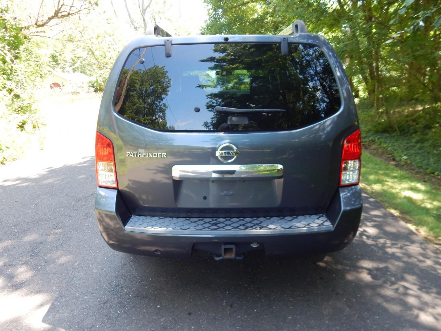 2012 Gray /Gray Nissan Pathfinder LE 4WD (5N1AR1NB4CC) with an 4.0L V6 DOHC 24V engine, 5-Speed Automatic transmission, located at 6528 Lower York Road, New Hope, PA, 18938, (215) 862-9555, 40.358707, -74.977882 - Here we have a Nissan Pathfinder with a 4.0L V6 putting power to the ground via a 4x4 automatic transmission. Options include: gray cloth, 3rd row seating, AC and heat, AM/FM/CD radio, power windows/locks/mirrors, cruise control, roof rails, tow hitch, running boards and 16 inch alloy wheels. Carfax- Photo#7