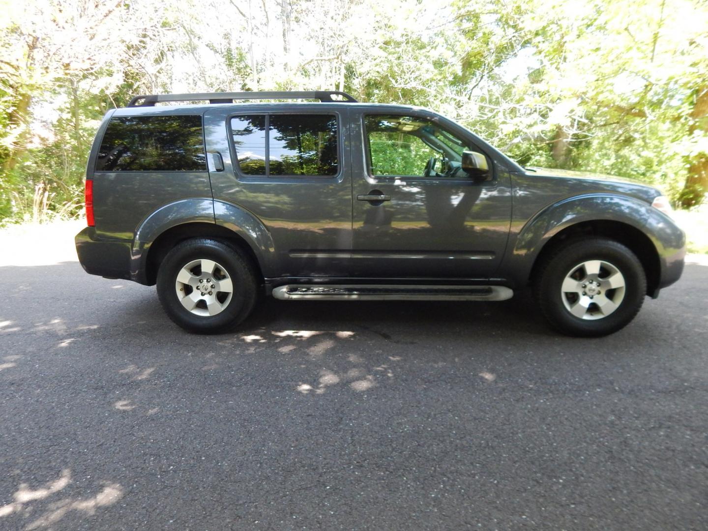 2012 Gray /Gray Nissan Pathfinder LE 4WD (5N1AR1NB4CC) with an 4.0L V6 DOHC 24V engine, 5-Speed Automatic transmission, located at 6528 Lower York Road, New Hope, PA, 18938, (215) 862-9555, 40.358707, -74.977882 - Here we have a Nissan Pathfinder with a 4.0L V6 putting power to the ground via a 4x4 automatic transmission. Options include: gray cloth, 3rd row seating, AC and heat, AM/FM/CD radio, power windows/locks/mirrors, cruise control, roof rails, tow hitch, running boards and 16 inch alloy wheels. Carfax- Photo#4