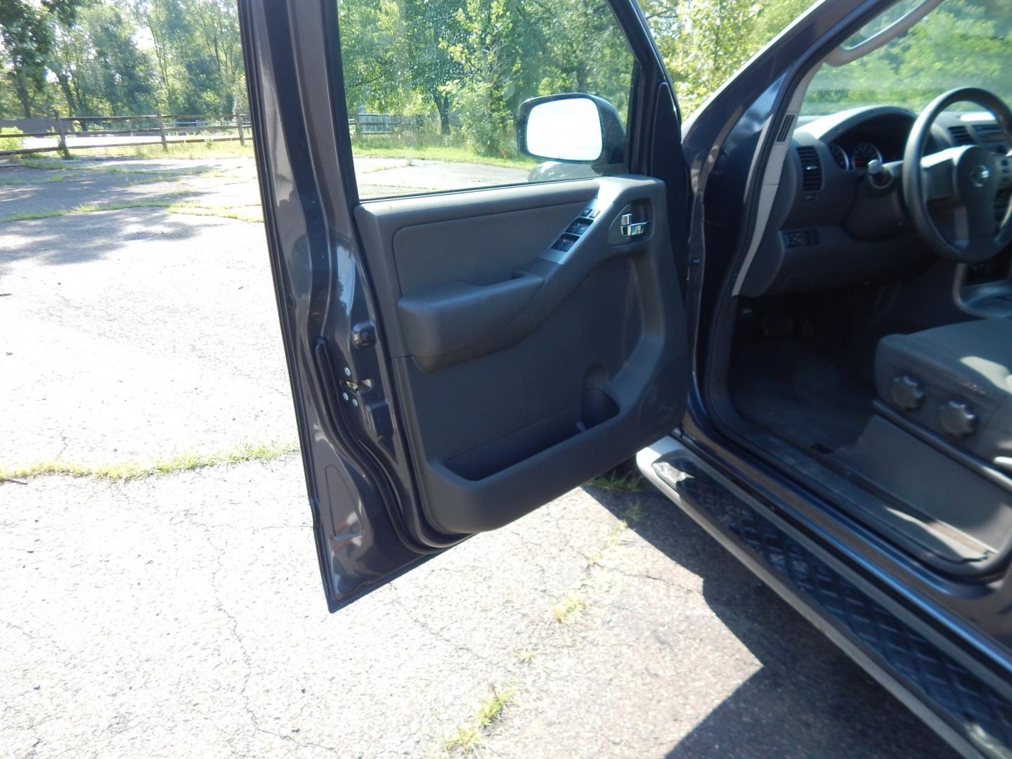 2012 Gray /Gray Nissan Pathfinder LE 4WD (5N1AR1NB4CC) with an 4.0L V6 DOHC 24V engine, 5-Speed Automatic transmission, located at 6528 Lower York Road, New Hope, PA, 18938, (215) 862-9555, 40.358707, -74.977882 - Here we have a Nissan Pathfinder with a 4.0L V6 putting power to the ground via a 4x4 automatic transmission. Options include: gray cloth, 3rd row seating, AC and heat, AM/FM/CD radio, power windows/locks/mirrors, cruise control, roof rails, tow hitch, running boards and 16 inch alloy wheels. Carfax- Photo#8