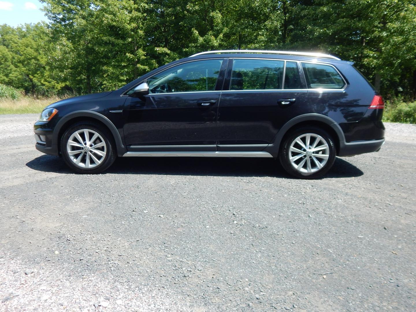 2017 Black /Black Volkswagen Golf Alltrack TSI S 6A (3VWH17AUXHM) with an 1.8L L4 engine, 6A transmission, located at 6528 Lower York Road, New Hope, PA, 18938, (215) 862-9555, 40.358707, -74.977882 - Here we have a Volkswagen Golf Alltrack with a 1.8L turbo engine putting power to all 4 wheels via an automatic transmission. Options include: black leather, heated front seats, AC, heat, AM/FM/BLUETOOTH radio with back up camera, tilt steering wheel, cruise control, power windows/locks/mirrors, fo- Photo#1