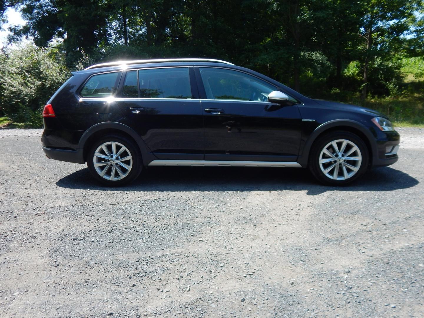 2017 Black /Black Volkswagen Golf Alltrack TSI S 6A (3VWH17AUXHM) with an 1.8L L4 engine, 6A transmission, located at 6528 Lower York Road, New Hope, PA, 18938, (215) 862-9555, 40.358707, -74.977882 - Here we have a Volkswagen Golf Alltrack with a 1.8L turbo engine putting power to all 4 wheels via an automatic transmission. Options include: black leather, heated front seats, AC, heat, AM/FM/BLUETOOTH radio with back up camera, tilt steering wheel, cruise control, power windows/locks/mirrors, fo- Photo#4