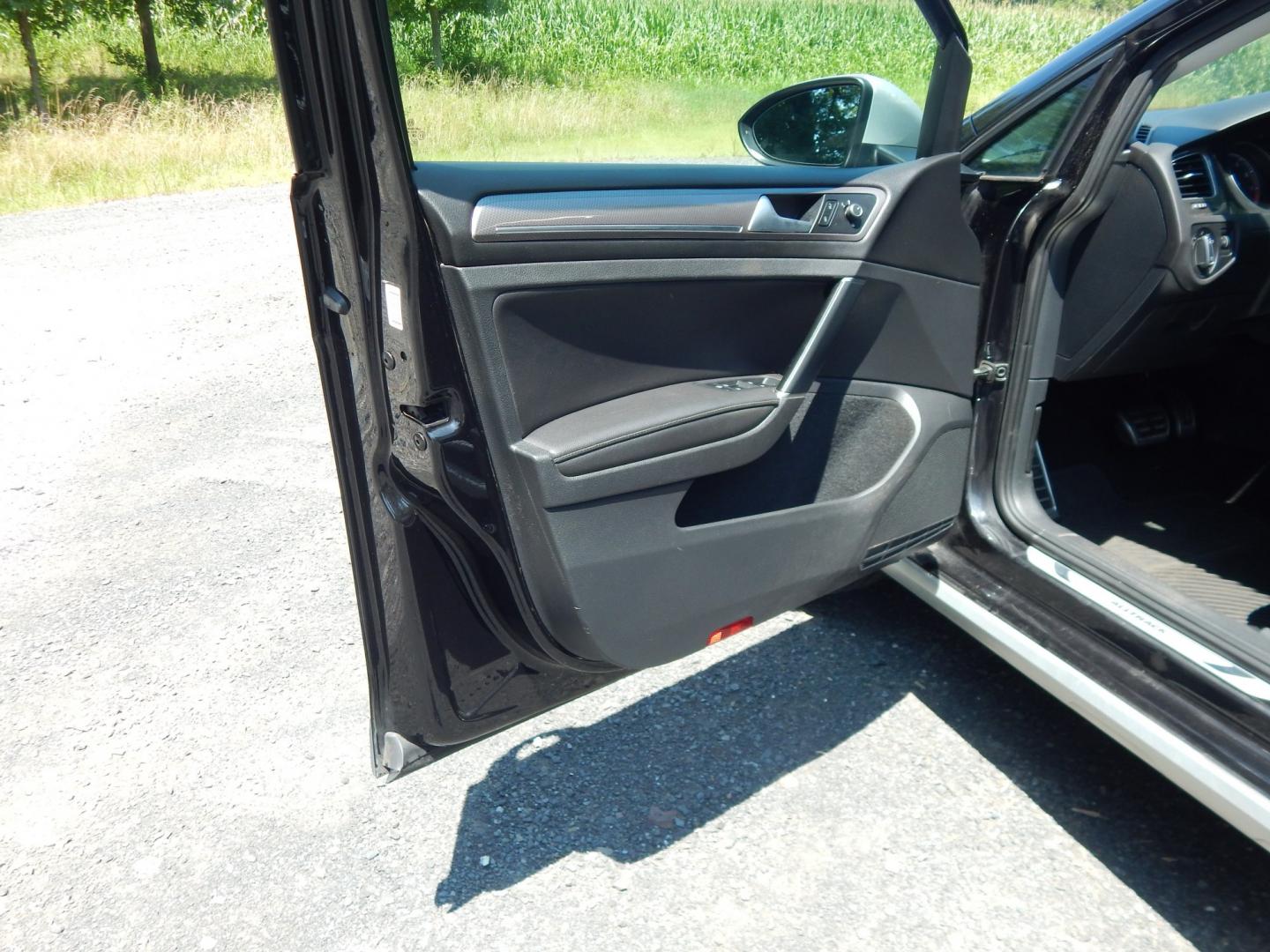 2017 Black /Black Volkswagen Golf Alltrack TSI S 6A (3VWH17AUXHM) with an 1.8L L4 engine, 6A transmission, located at 6528 Lower York Road, New Hope, PA, 18938, (215) 862-9555, 40.358707, -74.977882 - Here we have a Volkswagen Golf Alltrack with a 1.8L turbo engine putting power to all 4 wheels via an automatic transmission. Options include: black leather, heated front seats, AC, heat, AM/FM/BLUETOOTH radio with back up camera, tilt steering wheel, cruise control, power windows/locks/mirrors, fo- Photo#8
