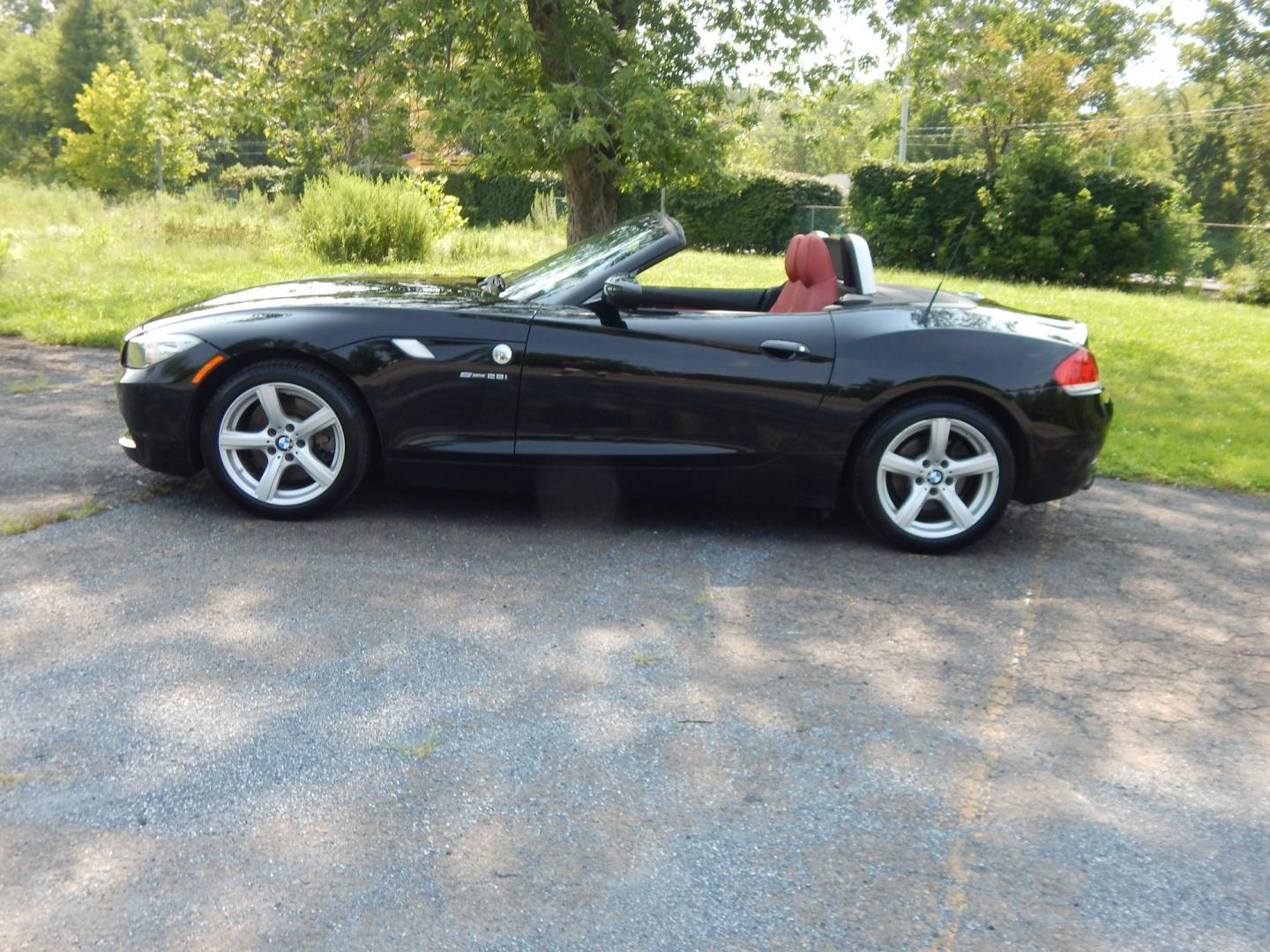 2013 Black /Red BMW Z4 sDrive28i (WBALL5C59DE) with an 2.0L L4 DOHC 16V TURBO engine, Manual transmission, located at 6528 Lower York Road, New Hope, PA, 18938, (215) 862-9555, 40.358707, -74.977882 - Here we have a BMW Z4 convertible with a 2.0L inline 4 cylinder turbo engine cutting power to the rear wheels via a 6 speed manual transmission. Options include: red leather, AM/FM/SIR/AUX radio, dual climate controls, heated seats, dual power seats, push button start, automatic headlights, cruise c- Photo#1
