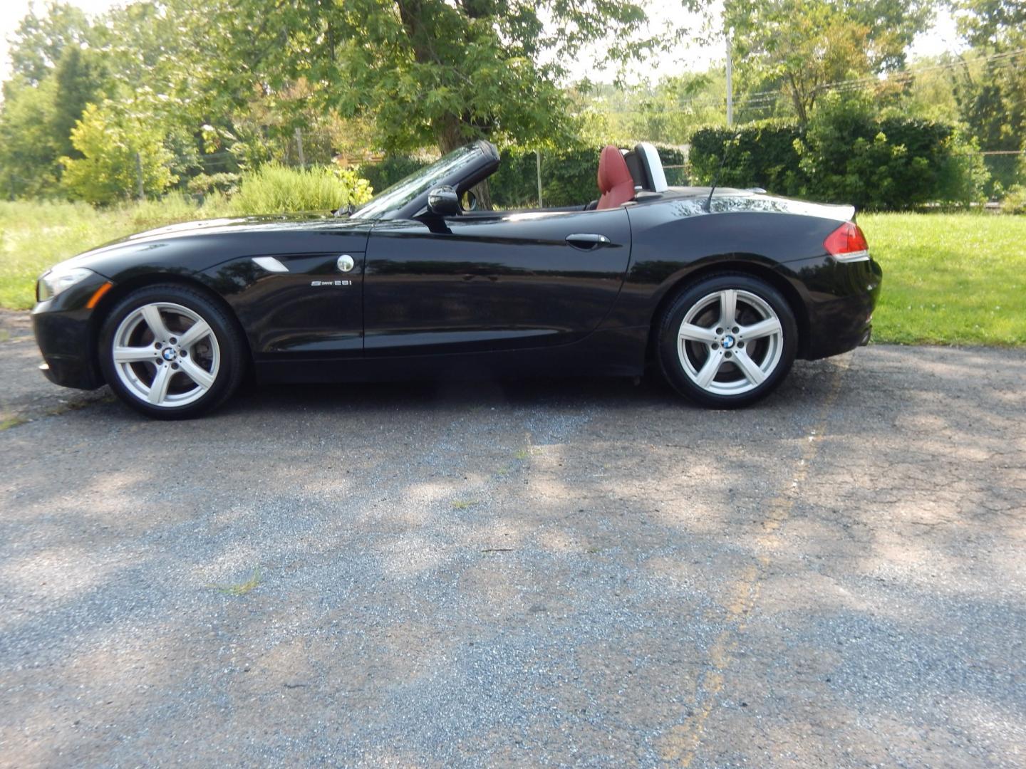 2013 Black /Red BMW Z4 sDrive28i (WBALL5C59DE) with an 2.0L L4 DOHC 16V TURBO engine, Manual transmission, located at 6528 Lower York Road, New Hope, PA, 18938, (215) 862-9555, 40.358707, -74.977882 - Here we have a BMW Z4 convertible with a 2.0L inline 4 cylinder turbo engine cutting power to the rear wheels via a 6 speed manual transmission. Options include: red leather, AM/FM/SIR/AUX radio, dual climate controls, heated seats, dual power seats, push button start, automatic headlights, cruise c- Photo#2
