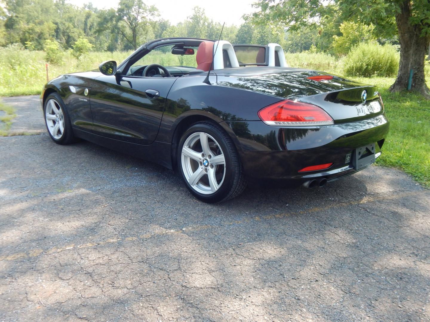 2013 Black /Red BMW Z4 sDrive28i (WBALL5C59DE) with an 2.0L L4 DOHC 16V TURBO engine, Manual transmission, located at 6528 Lower York Road, New Hope, PA, 18938, (215) 862-9555, 40.358707, -74.977882 - Here we have a BMW Z4 convertible with a 2.0L inline 4 cylinder turbo engine cutting power to the rear wheels via a 6 speed manual transmission. Options include: red leather, AM/FM/SIR/AUX radio, dual climate controls, heated seats, dual power seats, push button start, automatic headlights, cruise c- Photo#3