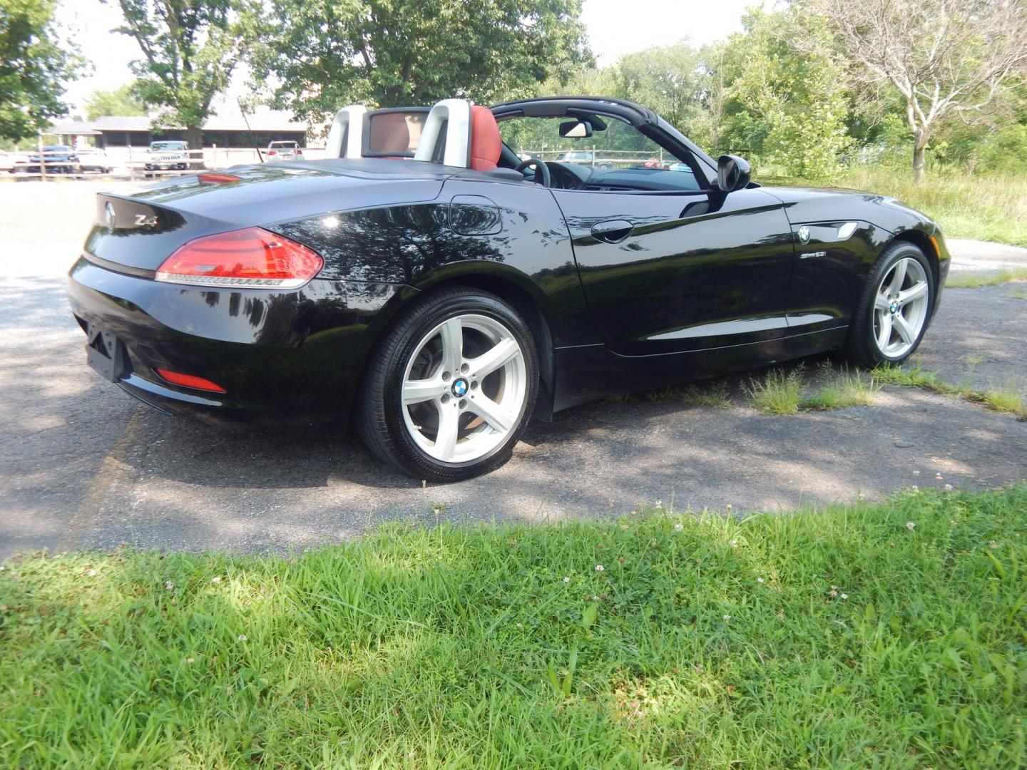 2013 Black /Red BMW Z4 sDrive28i (WBALL5C59DE) with an 2.0L L4 DOHC 16V TURBO engine, Manual transmission, located at 6528 Lower York Road, New Hope, PA, 18938, (215) 862-9555, 40.358707, -74.977882 - Here we have a BMW Z4 convertible with a 2.0L inline 4 cylinder turbo engine cutting power to the rear wheels via a 6 speed manual transmission. Options include: red leather, AM/FM/SIR/AUX radio, dual climate controls, heated seats, dual power seats, push button start, automatic headlights, cruise c- Photo#4
