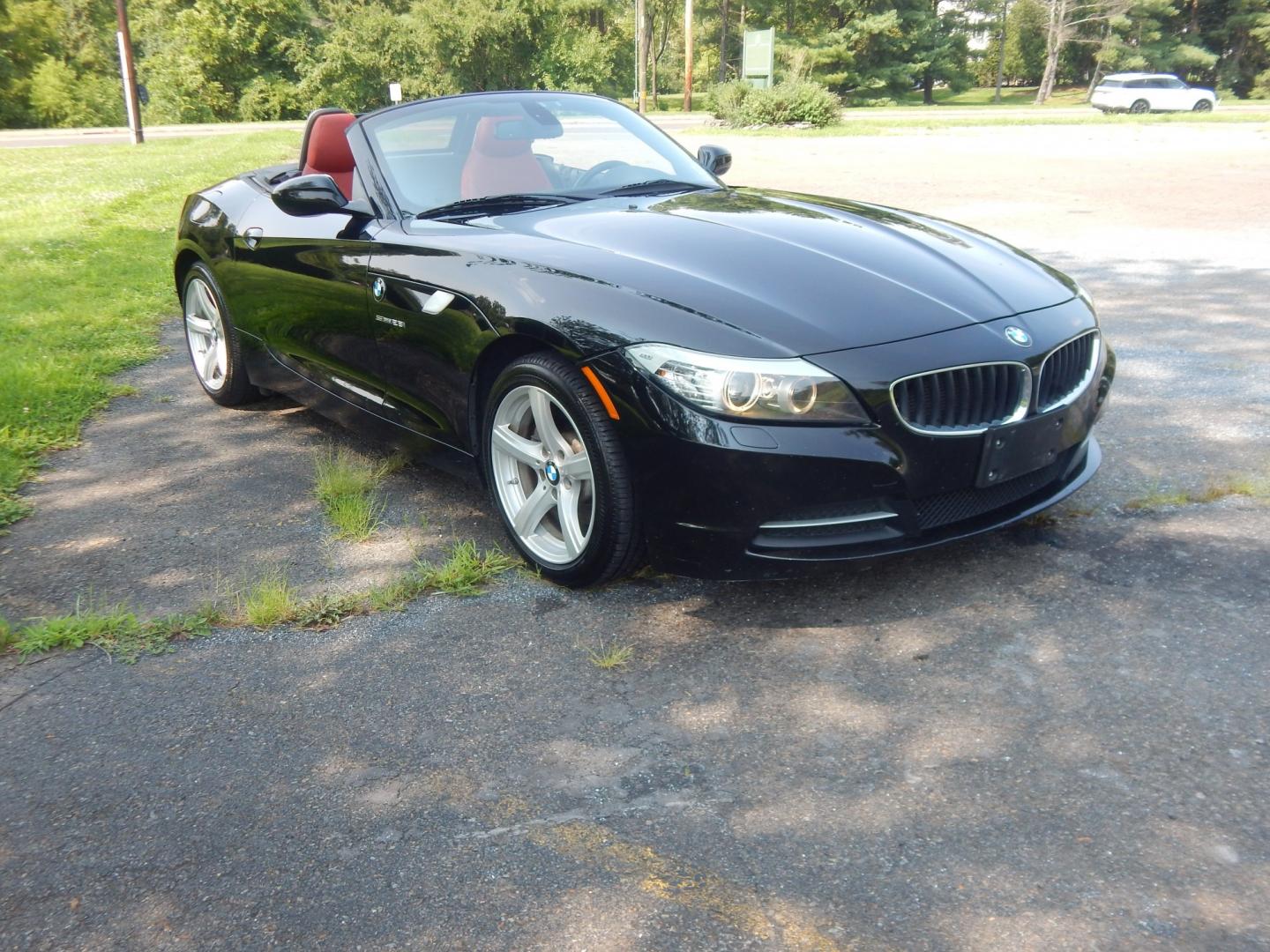 2013 Black /Red BMW Z4 sDrive28i (WBALL5C59DE) with an 2.0L L4 DOHC 16V TURBO engine, Manual transmission, located at 6528 Lower York Road, New Hope, PA, 18938, (215) 862-9555, 40.358707, -74.977882 - Here we have a BMW Z4 convertible with a 2.0L inline 4 cylinder turbo engine cutting power to the rear wheels via a 6 speed manual transmission. Options include: red leather, AM/FM/SIR/AUX radio, dual climate controls, heated seats, dual power seats, push button start, automatic headlights, cruise c- Photo#8