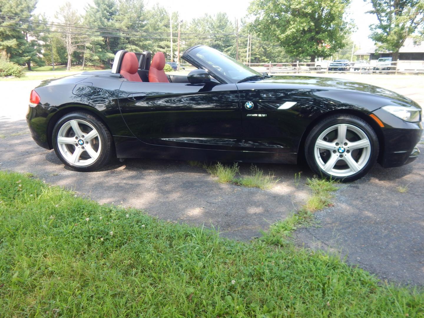 2013 Black /Red BMW Z4 sDrive28i (WBALL5C59DE) with an 2.0L L4 DOHC 16V TURBO engine, Manual transmission, located at 6528 Lower York Road, New Hope, PA, 18938, (215) 862-9555, 40.358707, -74.977882 - Here we have a BMW Z4 convertible with a 2.0L inline 4 cylinder turbo engine cutting power to the rear wheels via a 6 speed manual transmission. Options include: red leather, AM/FM/SIR/AUX radio, dual climate controls, heated seats, dual power seats, push button start, automatic headlights, cruise c- Photo#6