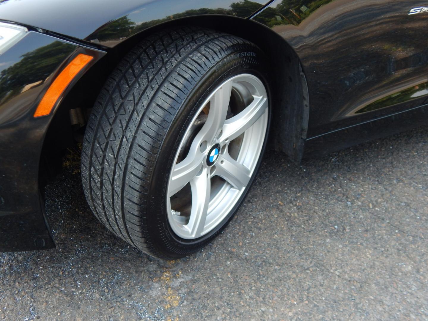 2013 Black /Red BMW Z4 sDrive28i (WBALL5C59DE) with an 2.0L L4 DOHC 16V TURBO engine, Manual transmission, located at 6528 Lower York Road, New Hope, PA, 18938, (215) 862-9555, 40.358707, -74.977882 - Here we have a BMW Z4 convertible with a 2.0L inline 4 cylinder turbo engine cutting power to the rear wheels via a 6 speed manual transmission. Options include: red leather, AM/FM/SIR/AUX radio, dual climate controls, heated seats, dual power seats, push button start, automatic headlights, cruise c- Photo#20