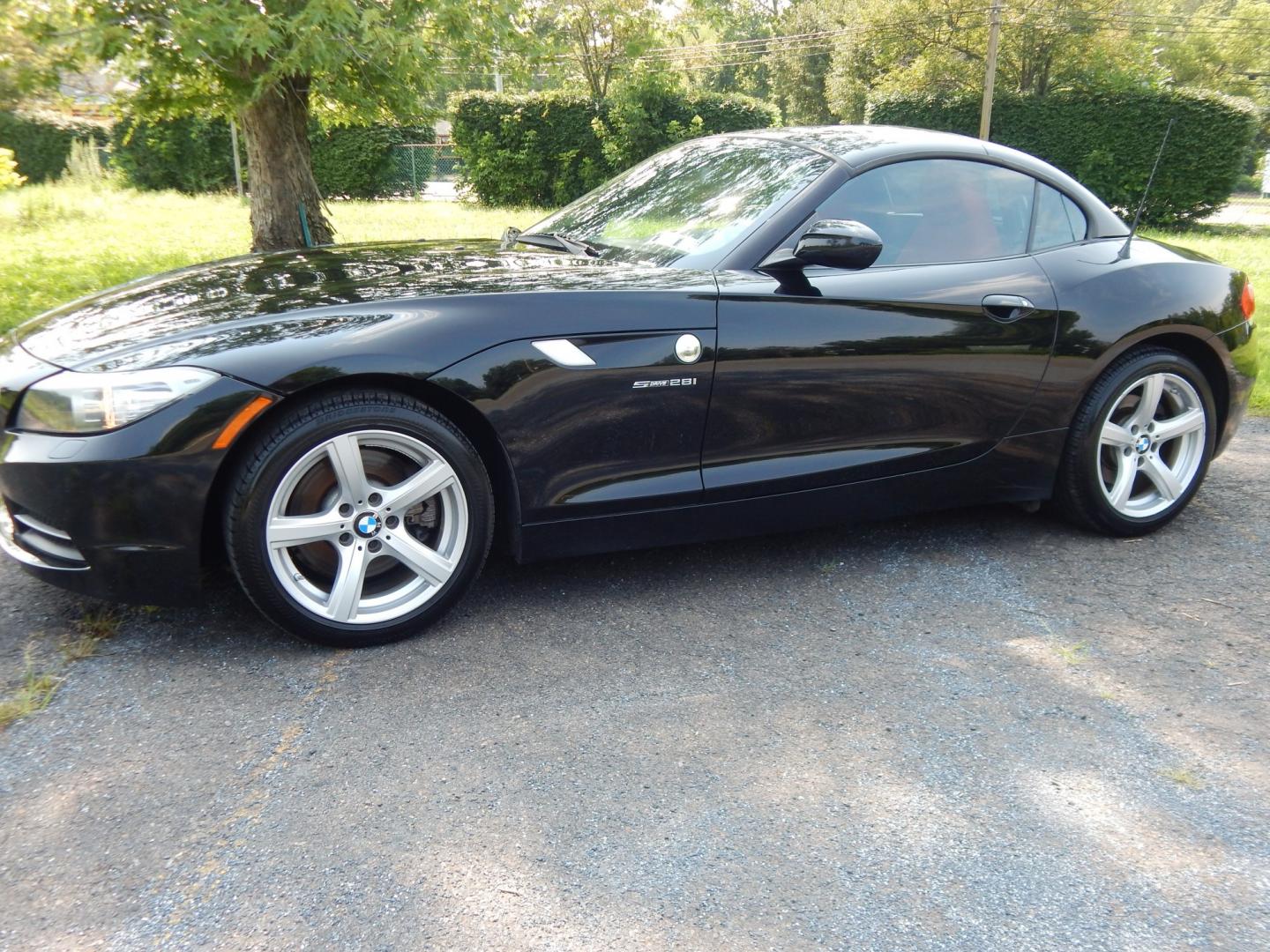 2013 Black /Red BMW Z4 sDrive28i (WBALL5C59DE) with an 2.0L L4 DOHC 16V TURBO engine, Manual transmission, located at 6528 Lower York Road, New Hope, PA, 18938, (215) 862-9555, 40.358707, -74.977882 - Here we have a BMW Z4 convertible with a 2.0L inline 4 cylinder turbo engine cutting power to the rear wheels via a 6 speed manual transmission. Options include: red leather, AM/FM/SIR/AUX radio, dual climate controls, heated seats, dual power seats, push button start, automatic headlights, cruise c- Photo#5