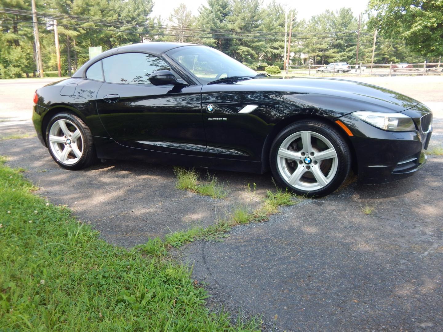 2013 Black /Red BMW Z4 sDrive28i (WBALL5C59DE) with an 2.0L L4 DOHC 16V TURBO engine, Manual transmission, located at 6528 Lower York Road, New Hope, PA, 18938, (215) 862-9555, 40.358707, -74.977882 - Here we have a BMW Z4 convertible with a 2.0L inline 4 cylinder turbo engine cutting power to the rear wheels via a 6 speed manual transmission. Options include: red leather, AM/FM/SIR/AUX radio, dual climate controls, heated seats, dual power seats, push button start, automatic headlights, cruise c- Photo#7