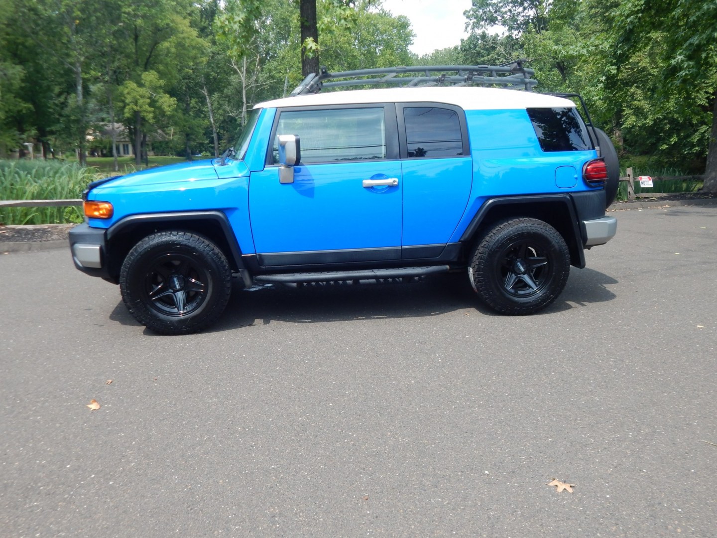 2007 Blue /Black Toyota FJ Cruiser 4WD (JTEBU11F770) with an 4.0L V6 engine, Manual transmission, located at 6528 Lower York Road, New Hope, PA, 18938, (215) 862-9555, 40.358707, -74.977882 - Here we have a very cool FJ cruiser with a 4.0L V6 putting power to all four wheels via a 6 speed manual transmission. Options include: black cloth seats, manual moving seats, AC, heat, AM/FM/CD/AUX/SAT radio, cruise control, tilt steering wheel, power windows/locks/mirrors, roof rack, rear ladder,- Photo#1