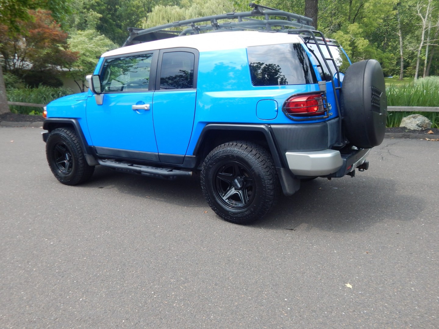 2007 Blue /Black Toyota FJ Cruiser 4WD (JTEBU11F770) with an 4.0L V6 engine, Manual transmission, located at 6528 Lower York Road, New Hope, PA, 18938, (215) 862-9555, 40.358707, -74.977882 - Here we have a very cool FJ cruiser with a 4.0L V6 putting power to all four wheels via a 6 speed manual transmission. Options include: black cloth seats, manual moving seats, AC, heat, AM/FM/CD/AUX/SAT radio, cruise control, tilt steering wheel, power windows/locks/mirrors, roof rack, rear ladder,- Photo#2