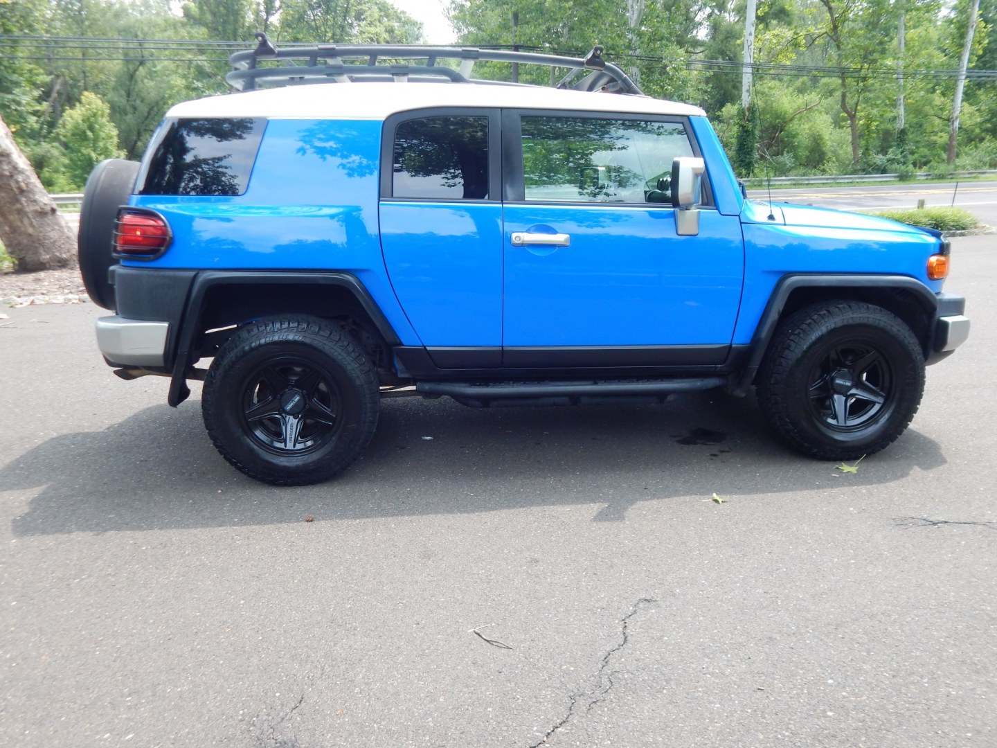 2007 Blue /Black Toyota FJ Cruiser 4WD (JTEBU11F770) with an 4.0L V6 engine, Manual transmission, located at 6528 Lower York Road, New Hope, PA, 18938, (215) 862-9555, 40.358707, -74.977882 - Here we have a very cool FJ cruiser with a 4.0L V6 putting power to all four wheels via a 6 speed manual transmission. Options include: black cloth seats, manual moving seats, AC, heat, AM/FM/CD/AUX/SAT radio, cruise control, tilt steering wheel, power windows/locks/mirrors, roof rack, rear ladder,- Photo#4
