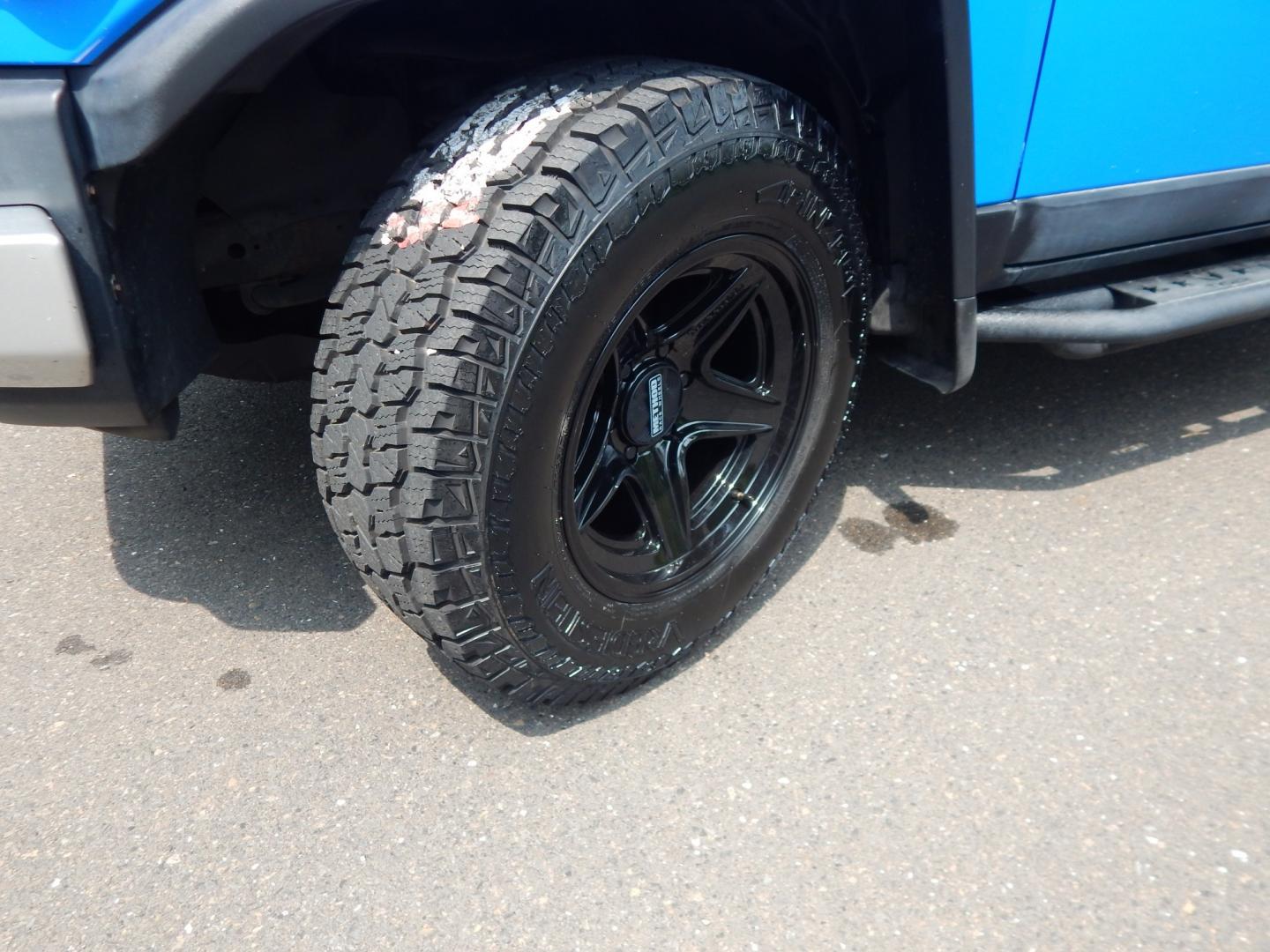 2007 Blue /Black Toyota FJ Cruiser 4WD (JTEBU11F770) with an 4.0L V6 engine, Manual transmission, located at 6528 Lower York Road, New Hope, PA, 18938, (215) 862-9555, 40.358707, -74.977882 - Here we have a very cool FJ cruiser with a 4.0L V6 putting power to all four wheels via a 6 speed manual transmission. Options include: black cloth seats, manual moving seats, AC, heat, AM/FM/CD/AUX/SAT radio, cruise control, tilt steering wheel, power windows/locks/mirrors, roof rack, rear ladder,- Photo#19